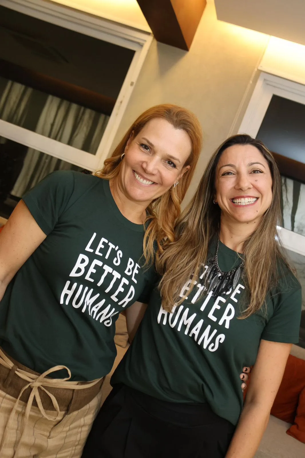 Andrea Eboli ao lado de uma participante da Confraria Let’s Be, as duas de camiseta Let’s Be Better Humans