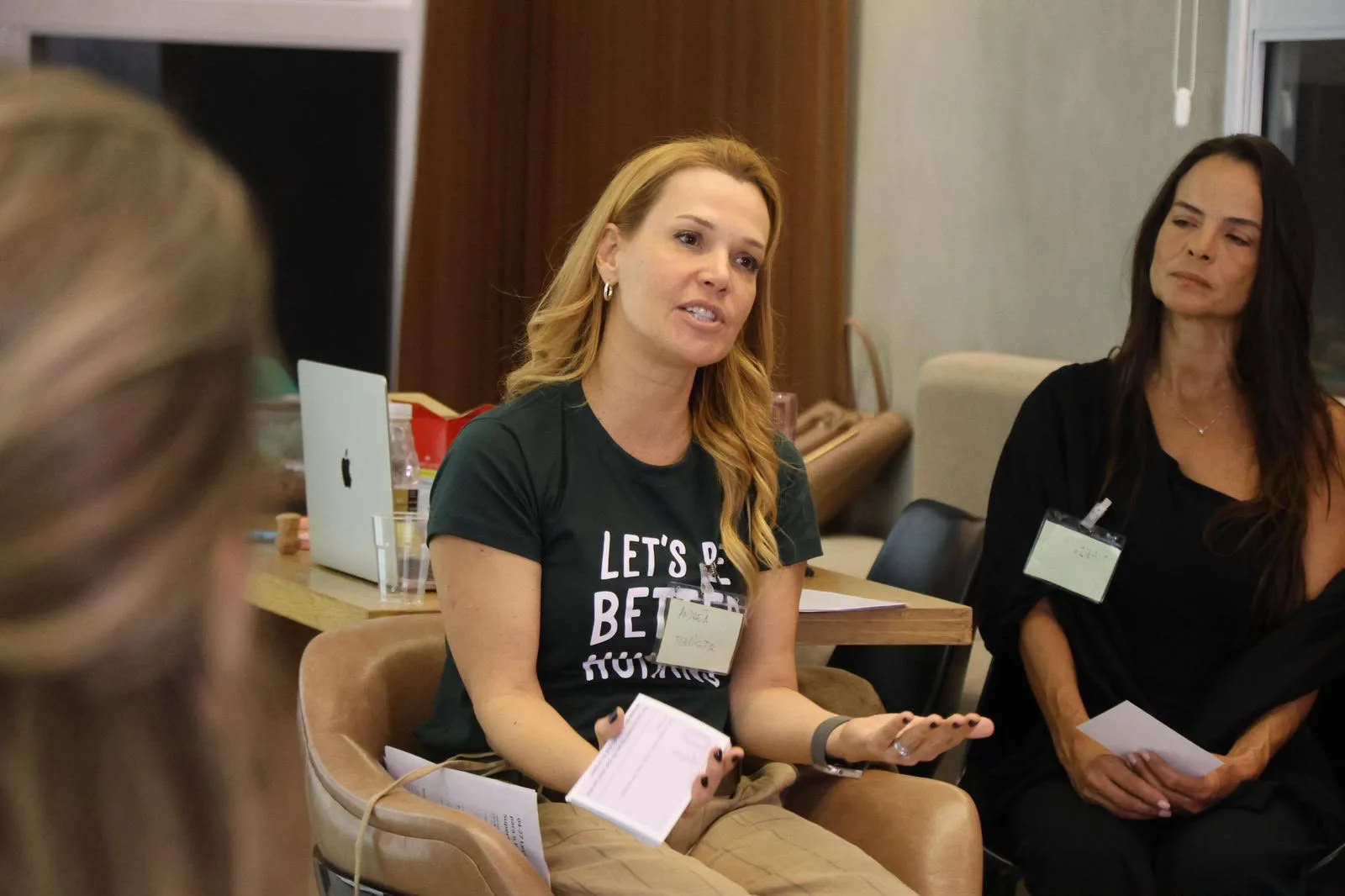Andrea Eboli fala numa roda de conversa da Confraria Let’s Be, com as anotações do encontro na mão