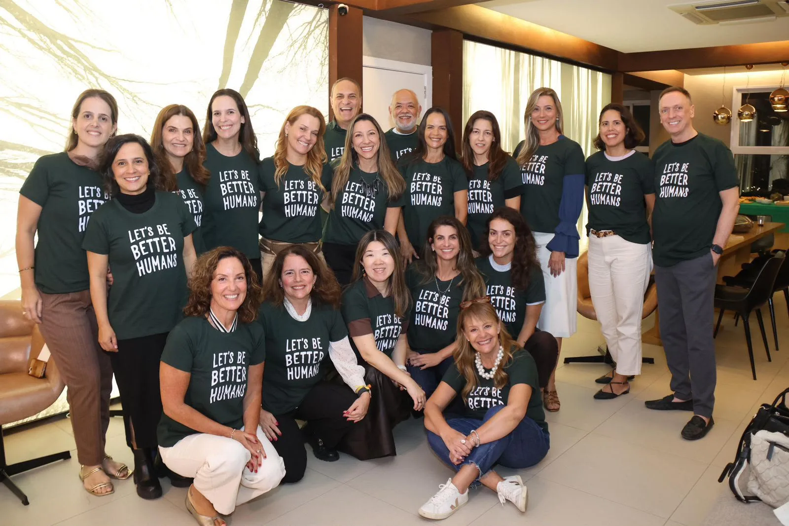 Foto oficial do grupo da Confraria Let’s Be, com os participantes de camiseta Let’s Be Better Humans