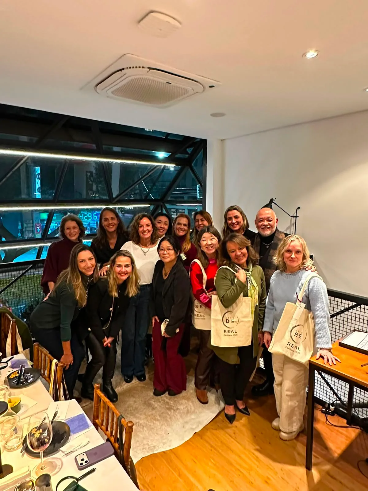 Participantes da Confraria Let’s Be com as sacolas Let’s Be Real ao fim do encontro